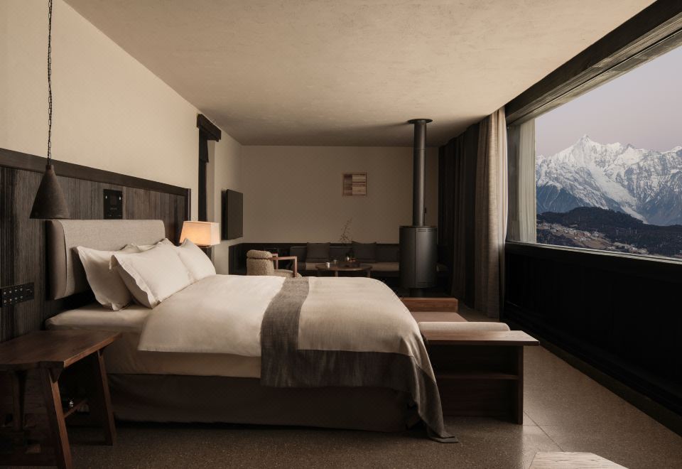 Qusong 180° Snow Mountain View Double Bed Room