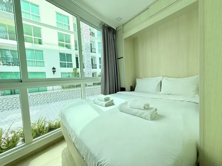 ห้องสตูดิโอริมสระว่ายน้ำ