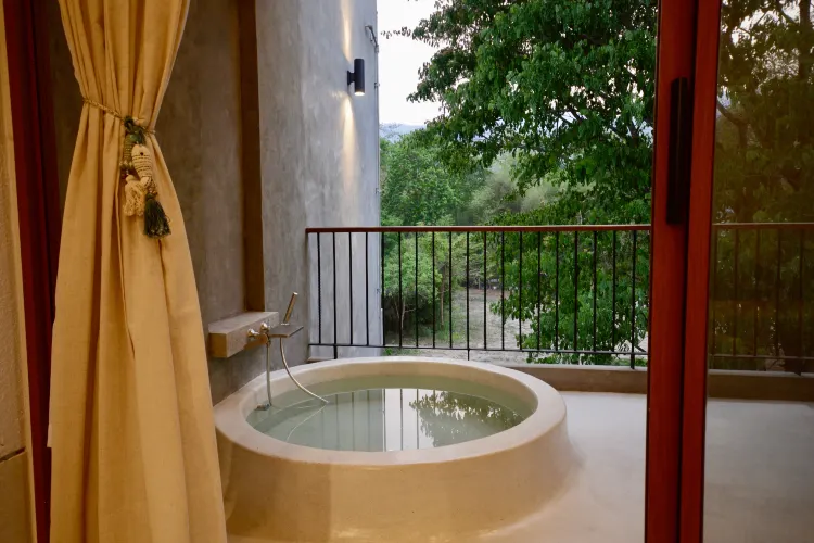 ห้องสวีทหรูหราพร้อมอ่างน้ำร้อนบนระเบียง ห้องพักสำหรับผู้พิการ