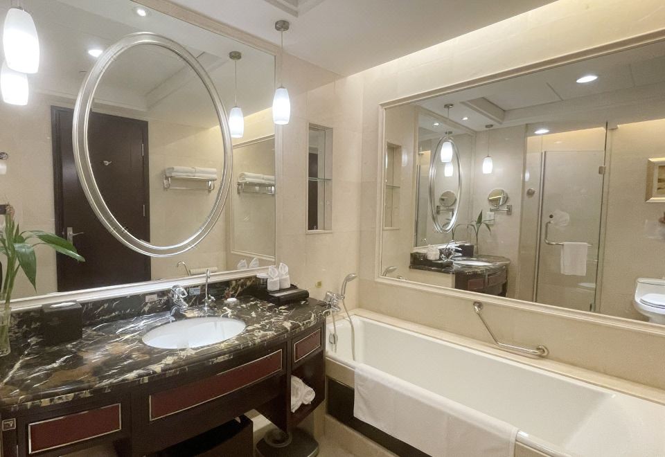 江景商务套房（带沙发、浴缸）