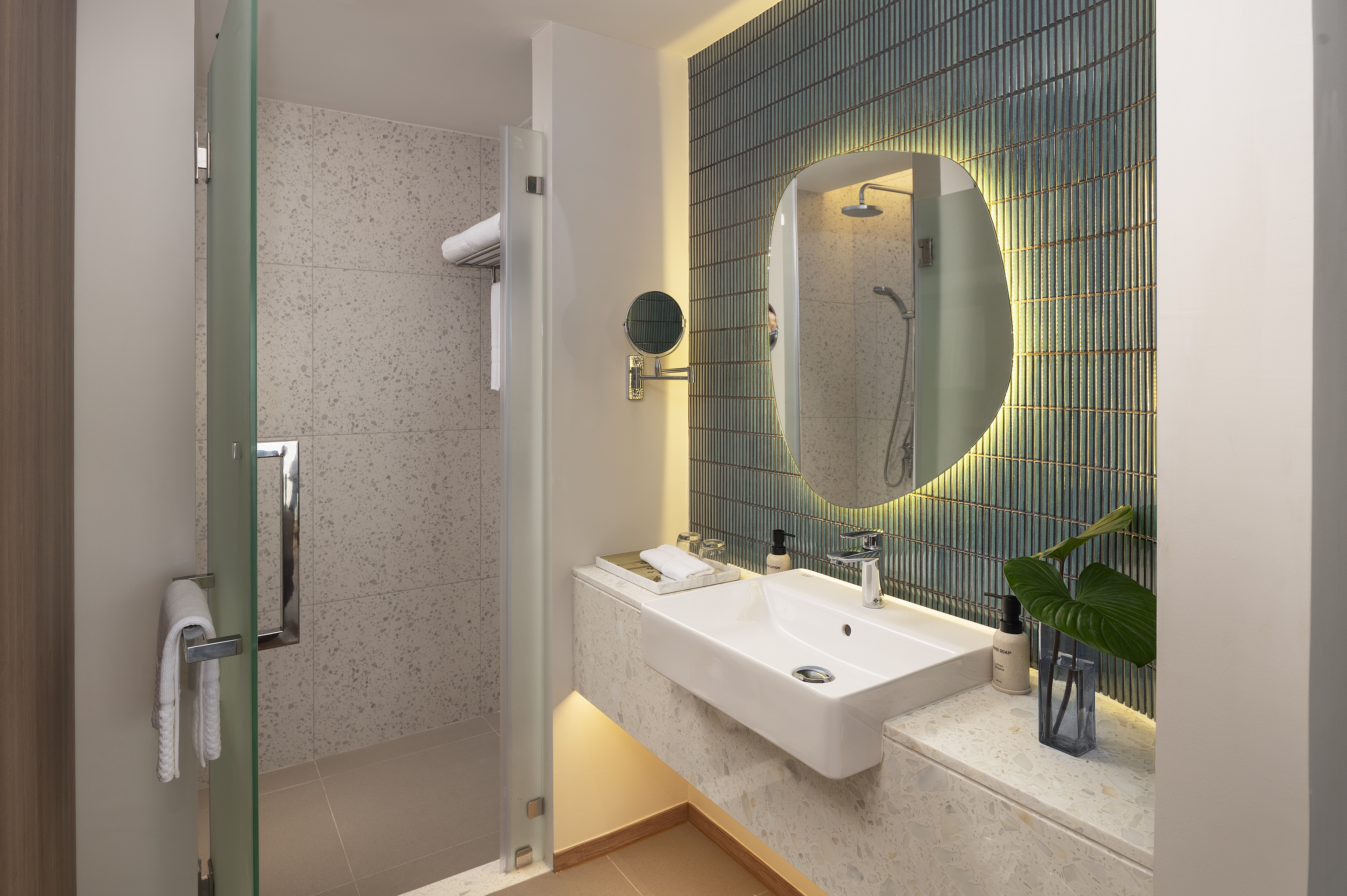 尊贵园景阳台特大床房