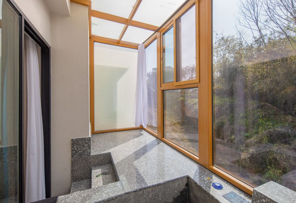 竹林氧吧·私享汤池温泉大床房（观景阳台+智能马桶）