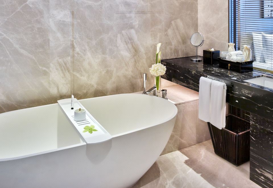 InterContinental Guangzhou Exhibition CenterDeluxe River-view Queen Room