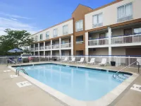 Howard Johnson by Wyndham Romulus Detroit Metro Airport Hotels in Romulus