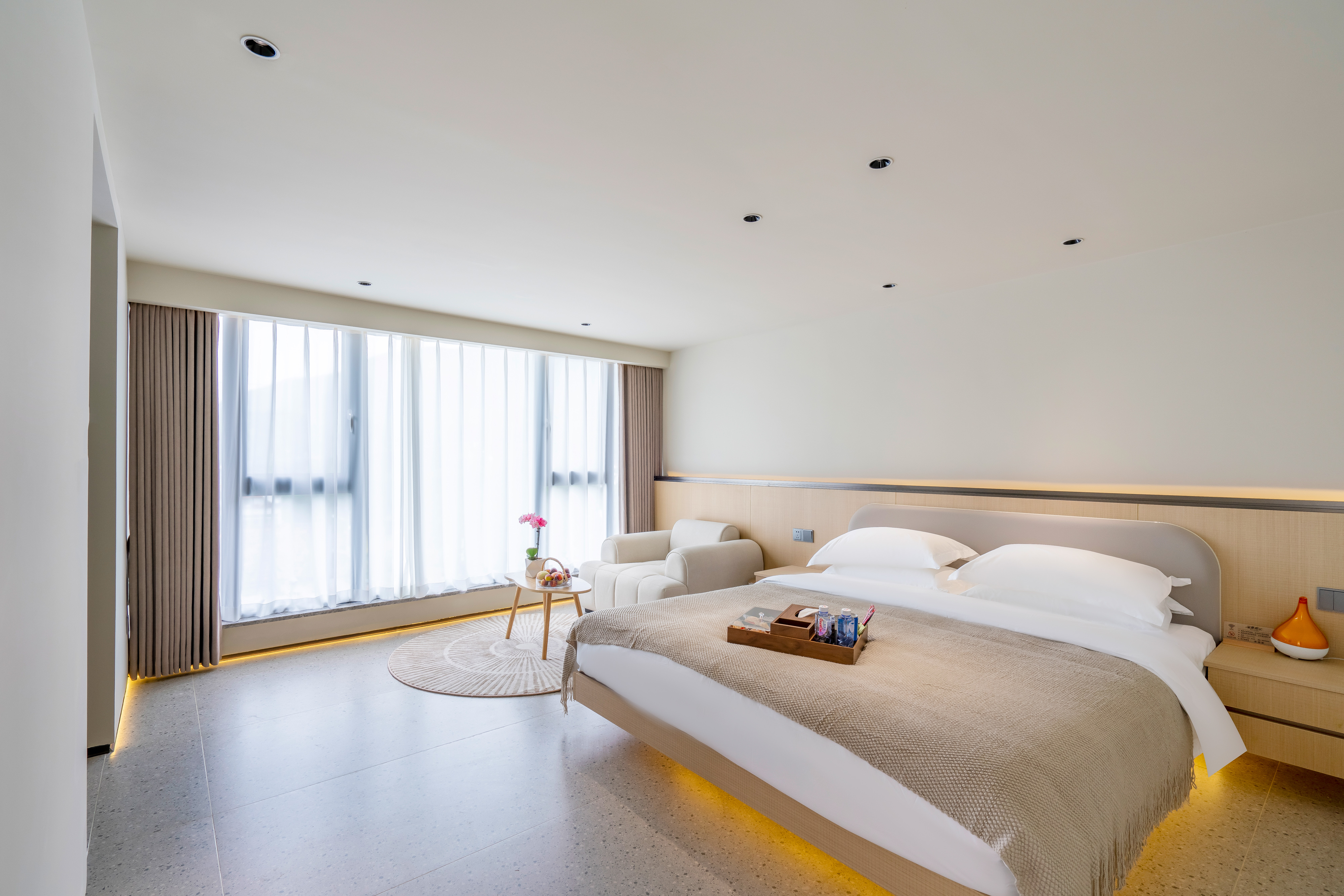 Queen Room With Courtyard View