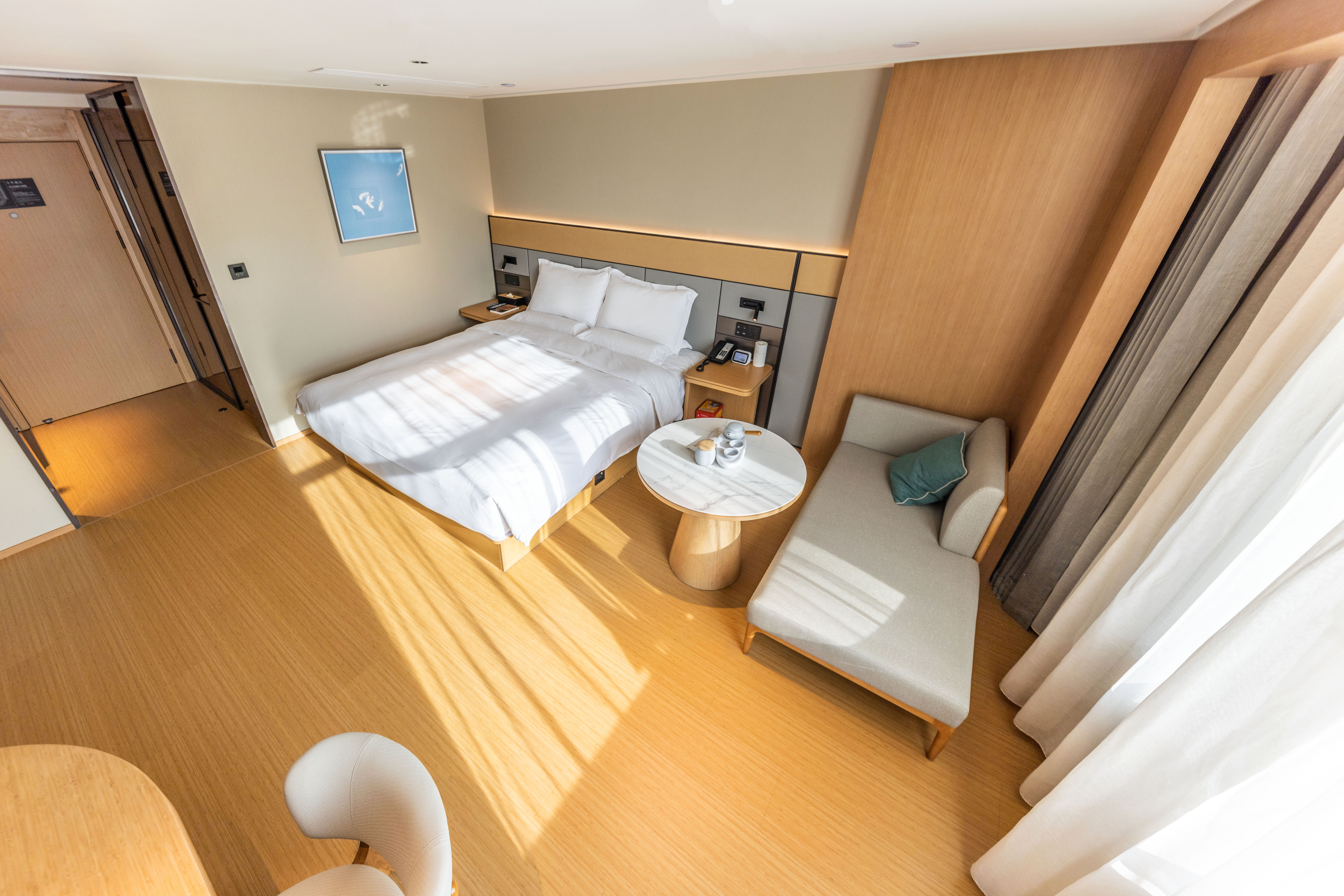 高级大床房【投屏电视+迷你冰箱+休闲茶具+品牌洗护】