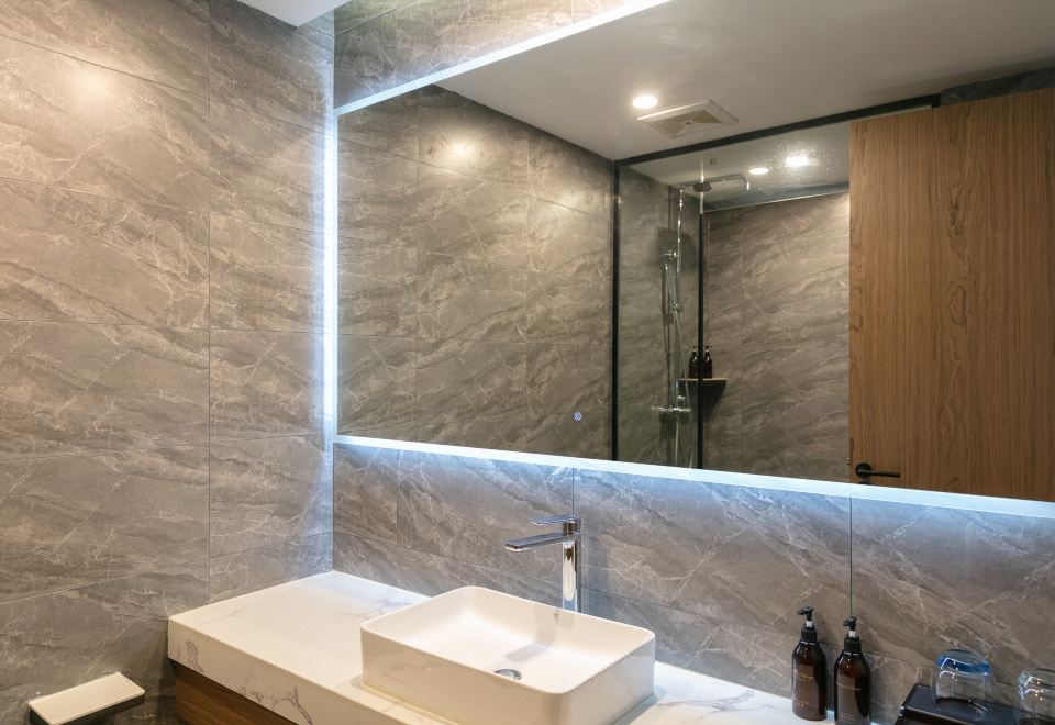 万澳大床房-金可儿床垫.影视会员.