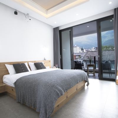 落霞丨山景露台星空大床房 大理攬雲塵宿客棧優惠