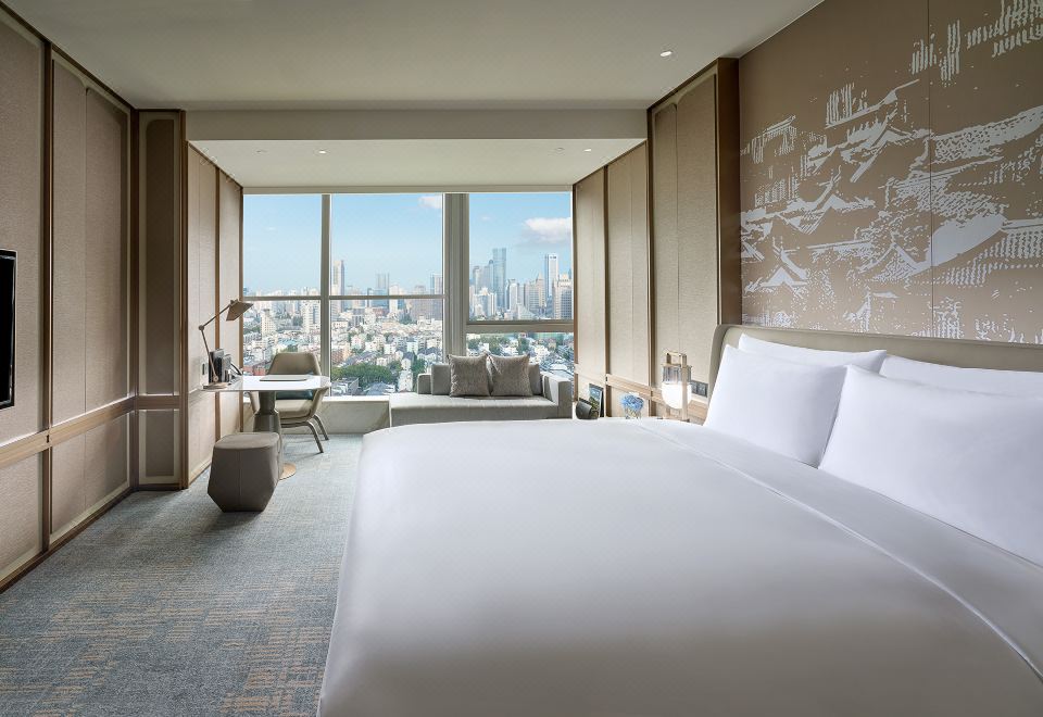 高級豪華大床房-全景落地窗俯瞰城市美景