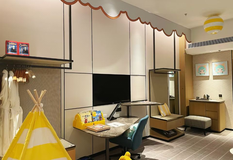 Crowne Plaza QidongCandy House Themed Twin Room (Cute Kids Tent + Childhood Carousel + Picture Books)