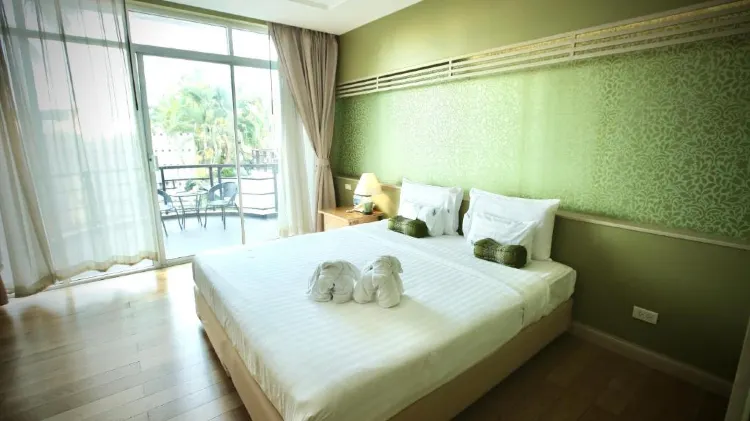 ห้องเตียงใหญ่ มีระเบียง