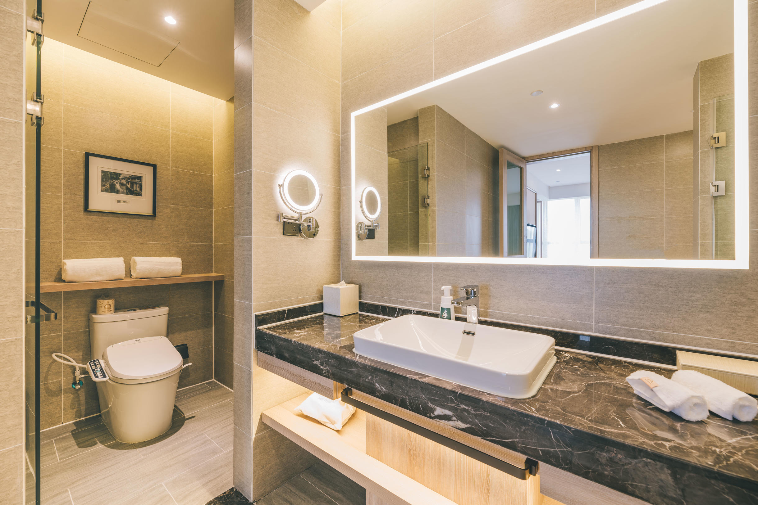 尊贵套房（小冰箱 +浴袍+电视投屏）