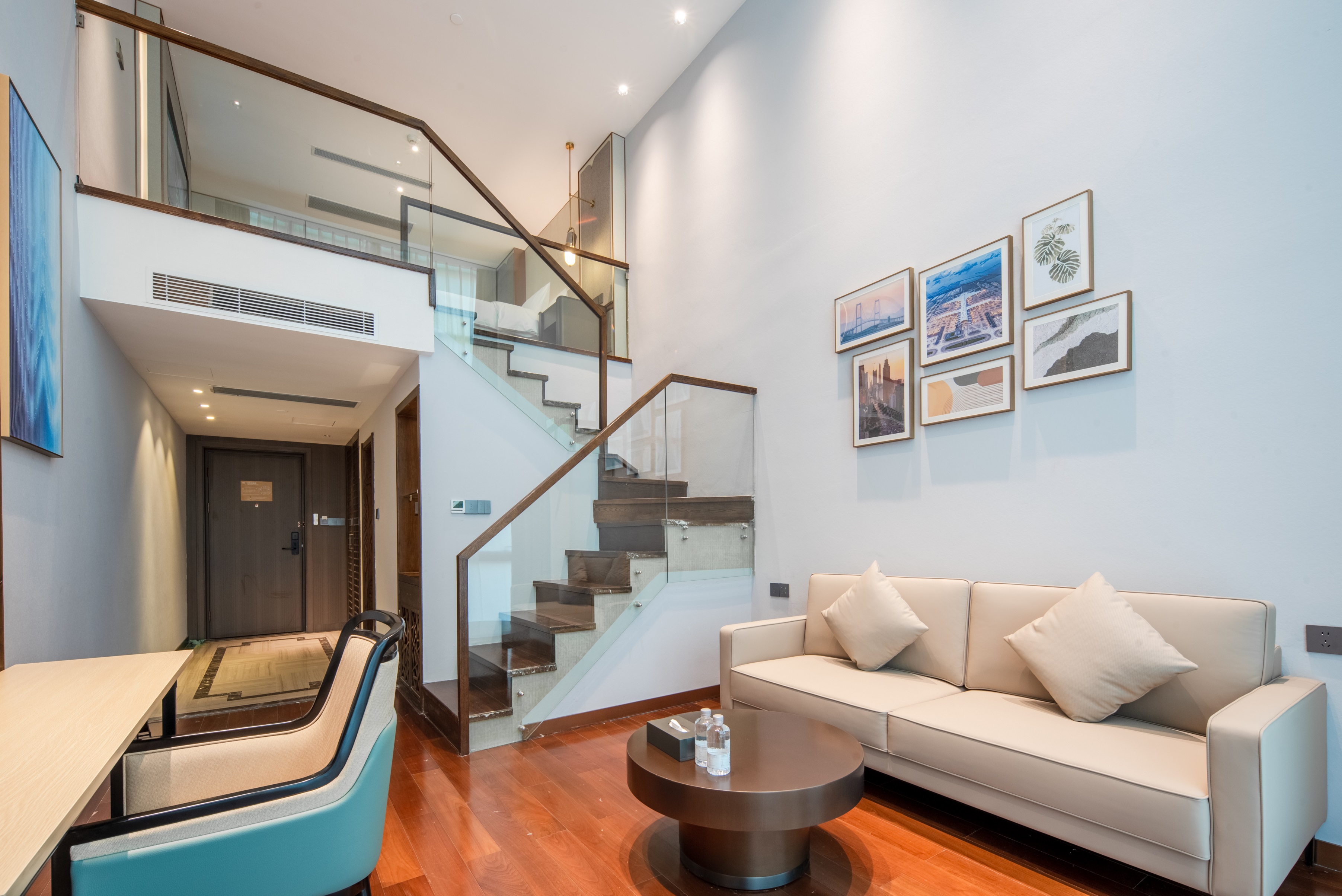 复式大床房（Loft大面积+单人沙发+智能投屏）