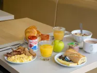 B&B Hotel Marne-La-Vallée Torcy Gare 3 étoiles فنادق في تورسی