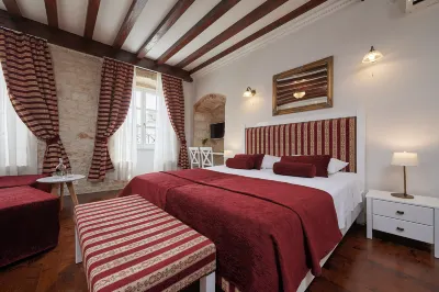 Palace Central Square Hotel di 