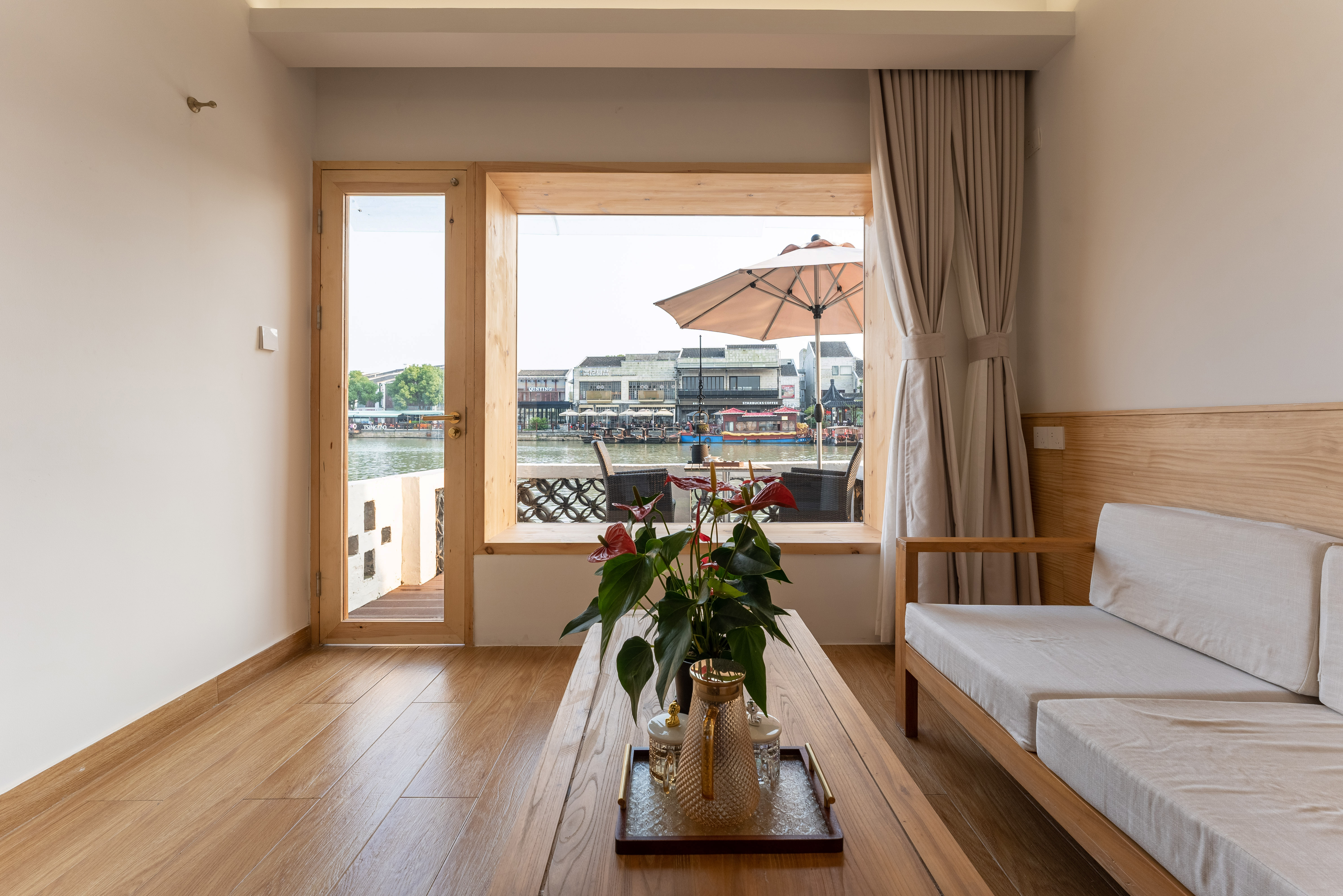 东井·露台大床房丨小冰箱+品茶露台+古桥河景