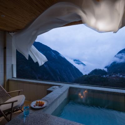 【芙蓉鋪 】| 洞穴風温泉私湯套房+小度智能+乳膠床品+智能馬桶+全屋地暖+【180度雪山景觀露台】 鸞喜·隱山民宿（海螺溝店）優惠