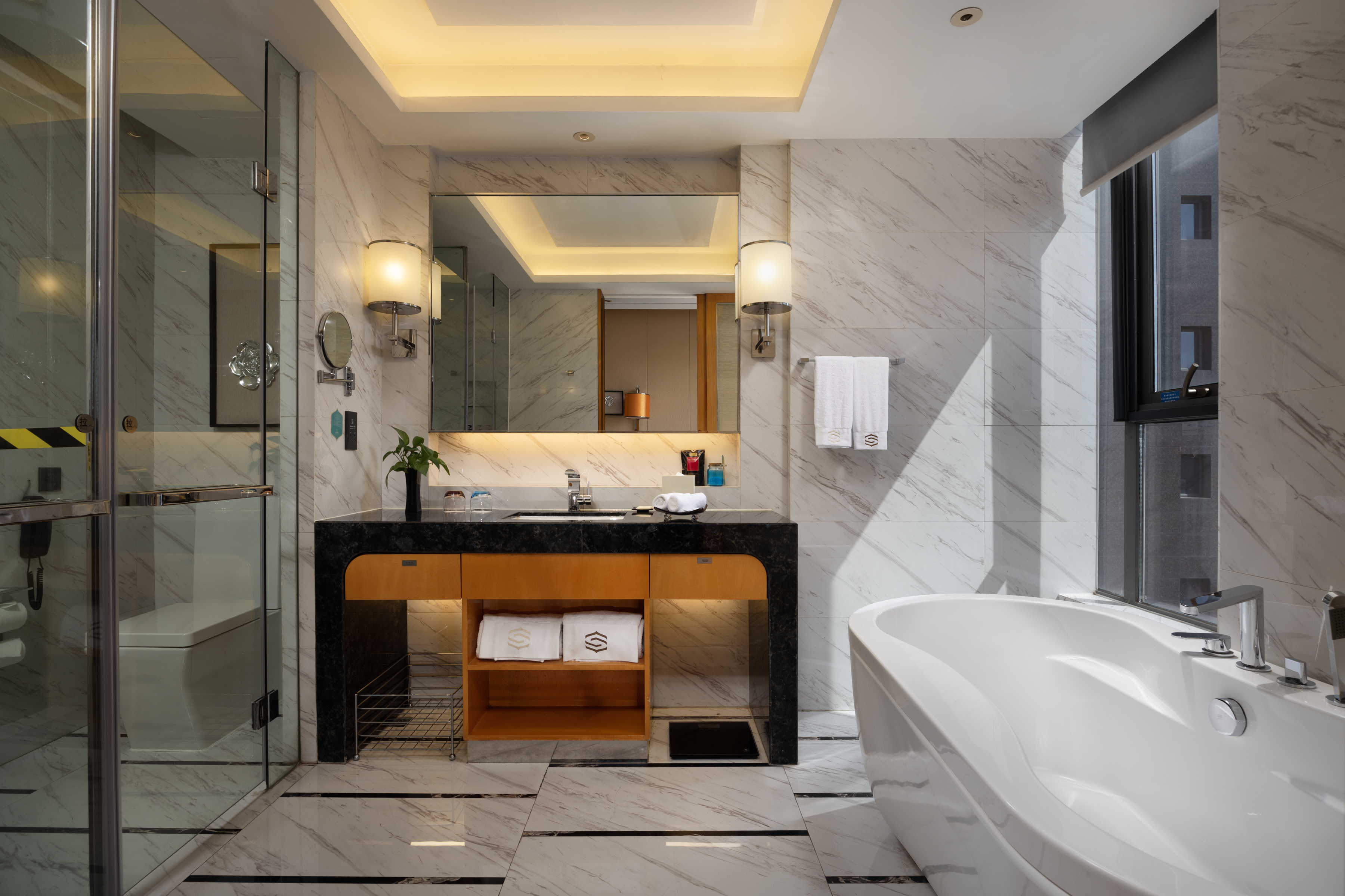 行政湖景大床房