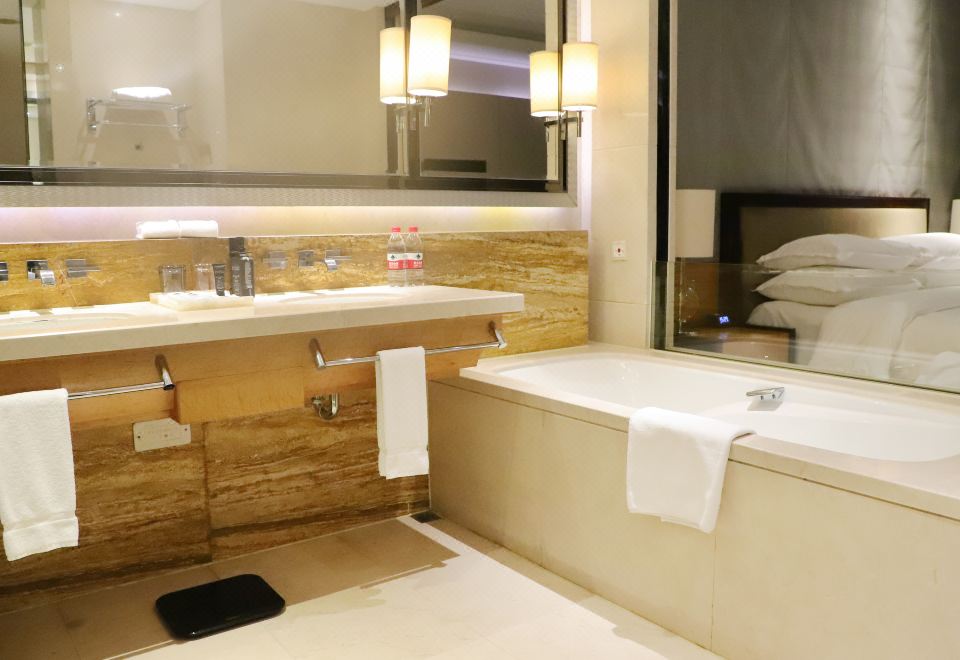 巨幕湖景大床房