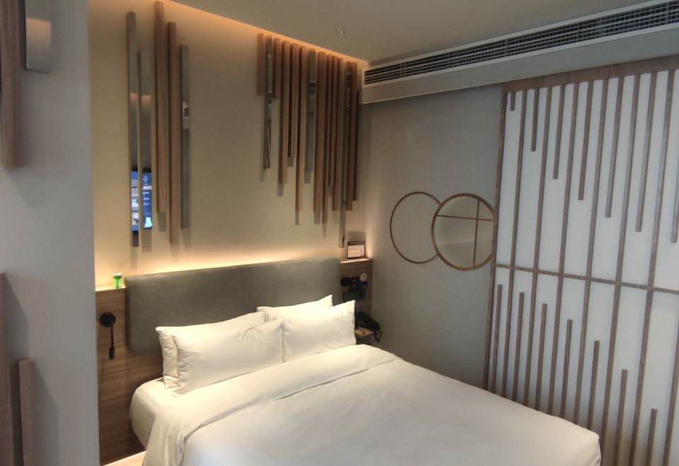 精致大床房（加热毛巾杆+小冰箱+智能镜）