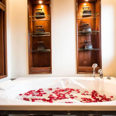 豪華特大床房，配備水療浴缸，可使用泳池 斯里蘭納別墅飯店優惠