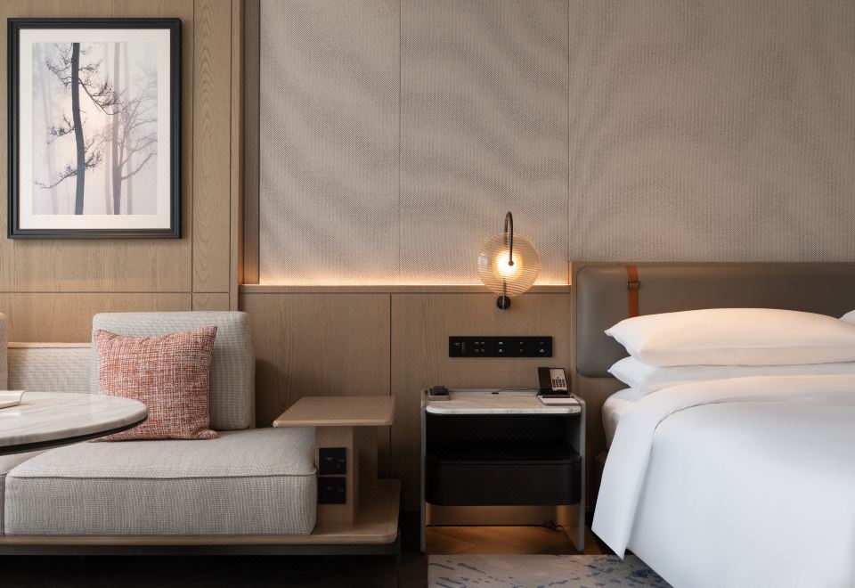 豪华湖景大床房