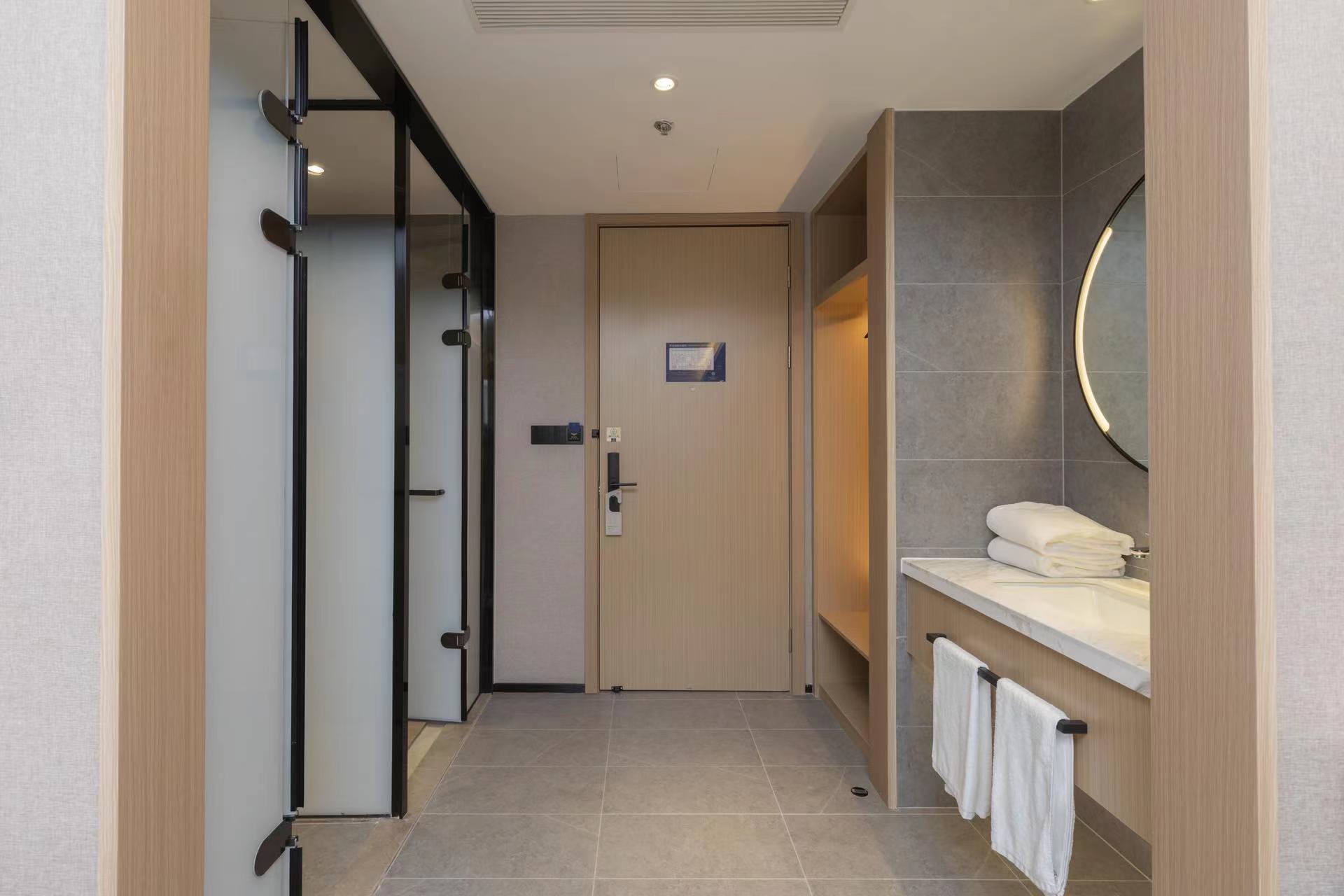 家庭房（可投屏55寸电视+喜临门床垫+自助洗衣）