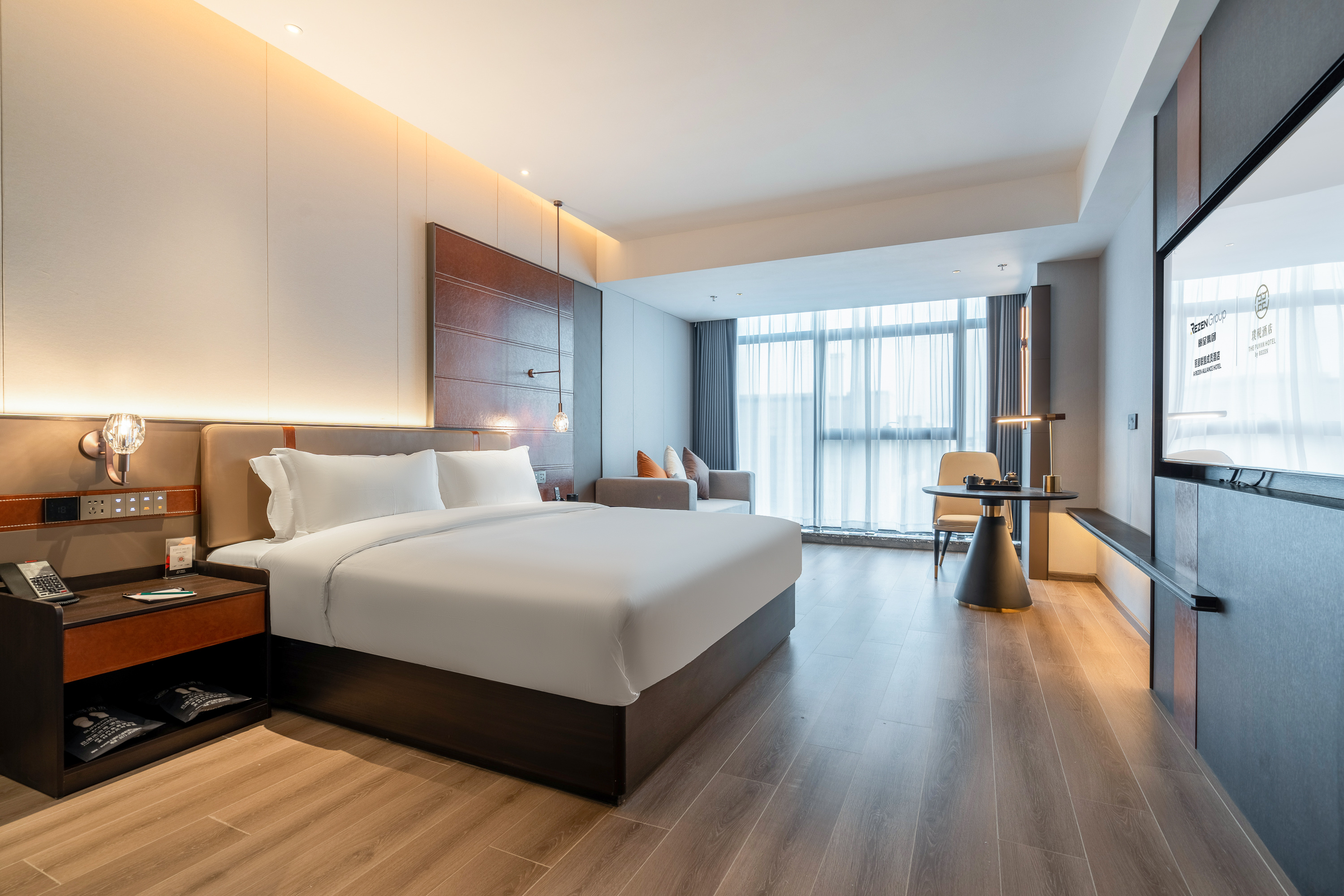 豪华大床房（全景落地窗+迷你冰箱+摺叠沙发椅）