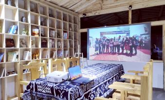 Dunhuang Silk Road Impression Boutique Inn (Mingsha Mountain Crescent Spring Store)