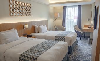 a hotel room with two beds , one on the left and one on the right side of the room at Louis Kienne Hotel Simpang Lima