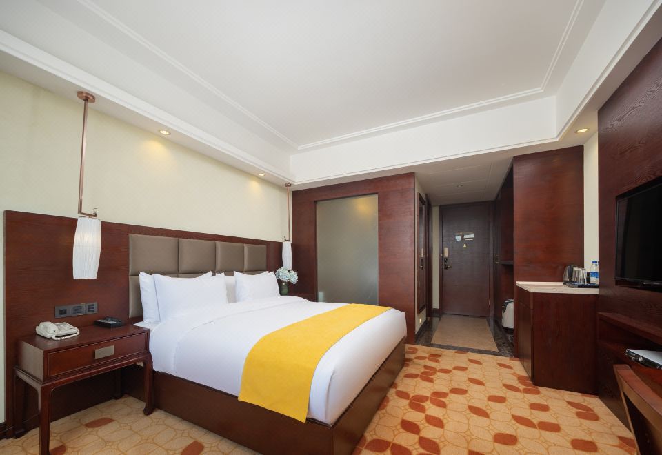 Queen Room With Courtyard View
