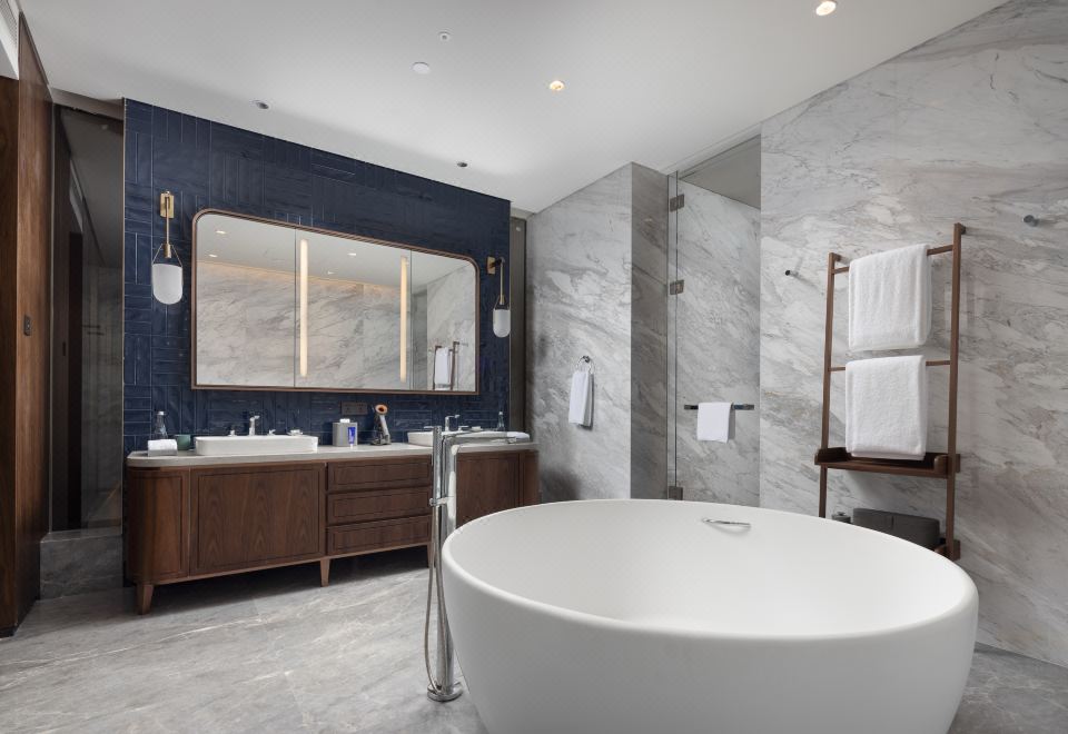 复式套房（尊享超大浴缸+城景大阳台+戴森吹风机）