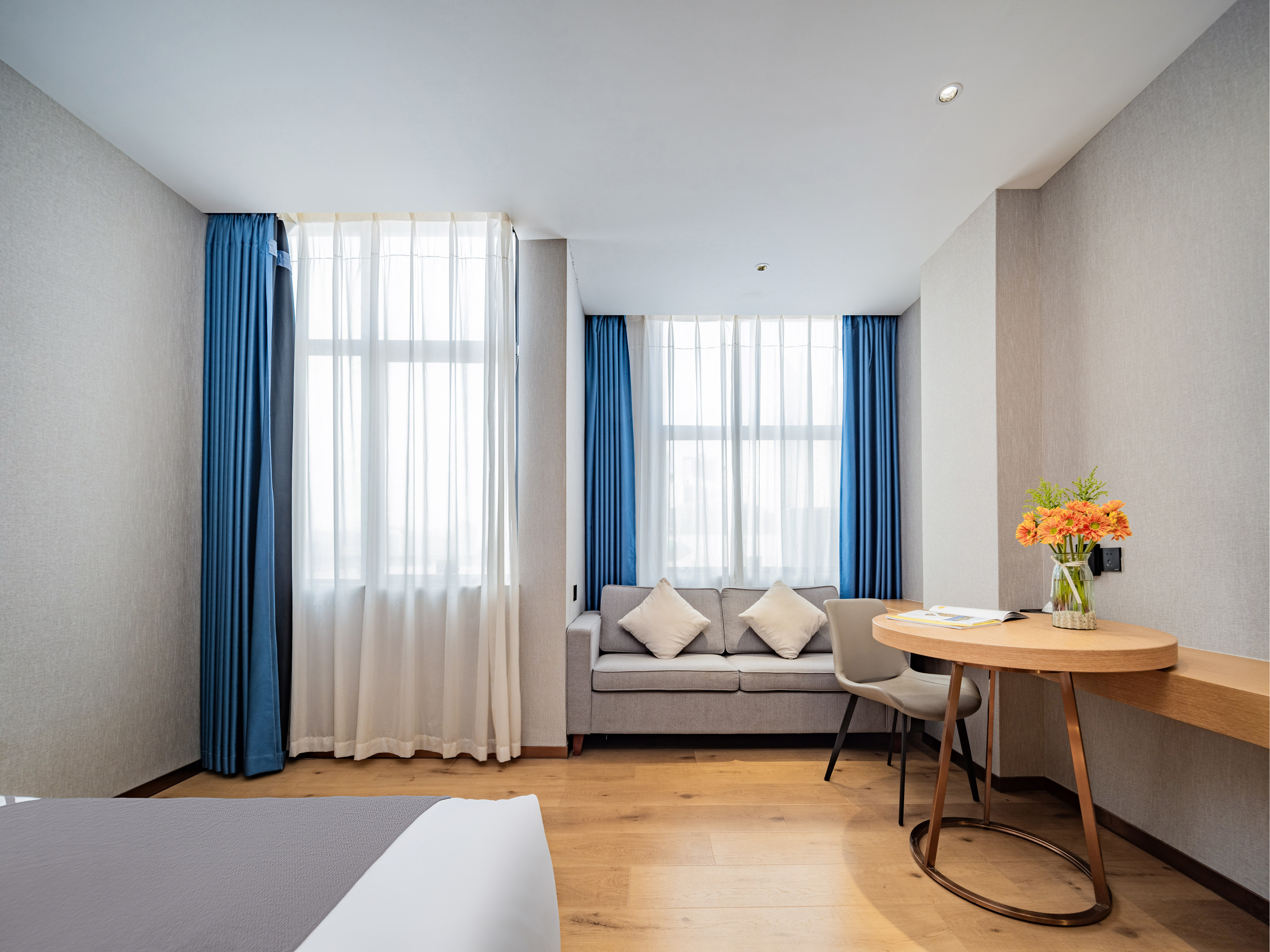 行政宽敞双床房「落地窗.双人沙发.深睡零压床垫」