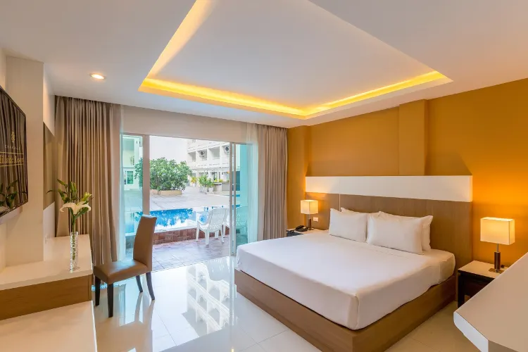 ห้องดีลักซ์ พร้อมทางลงสระว่ายน้ำ