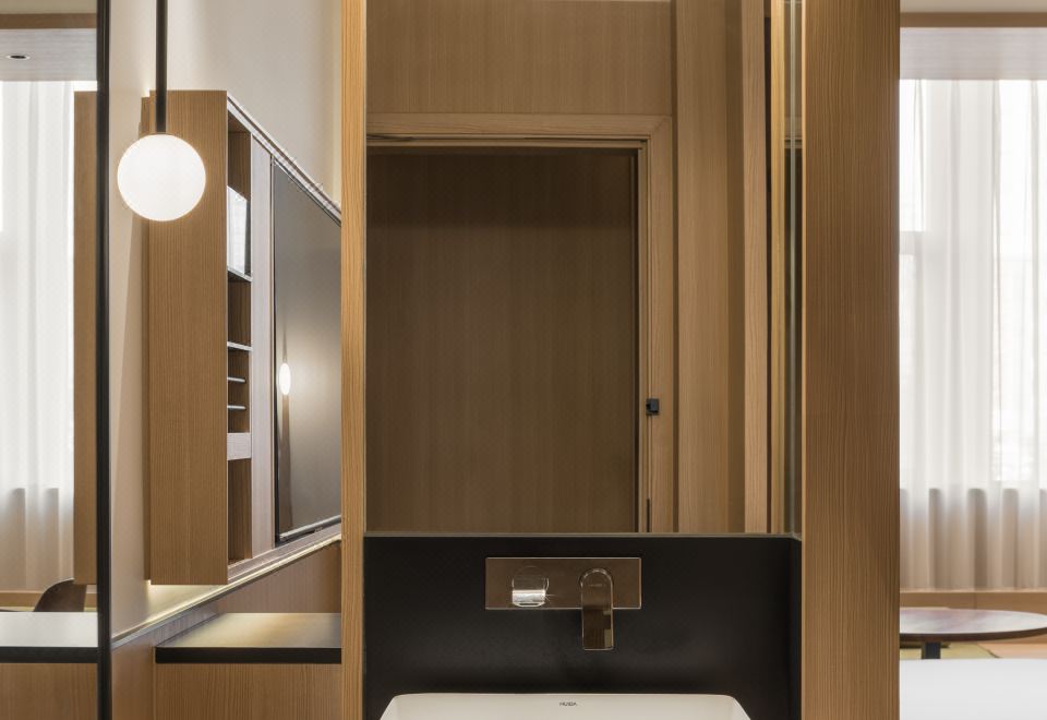 高级街景大床房【城市街景+mini吧+智能马桶】