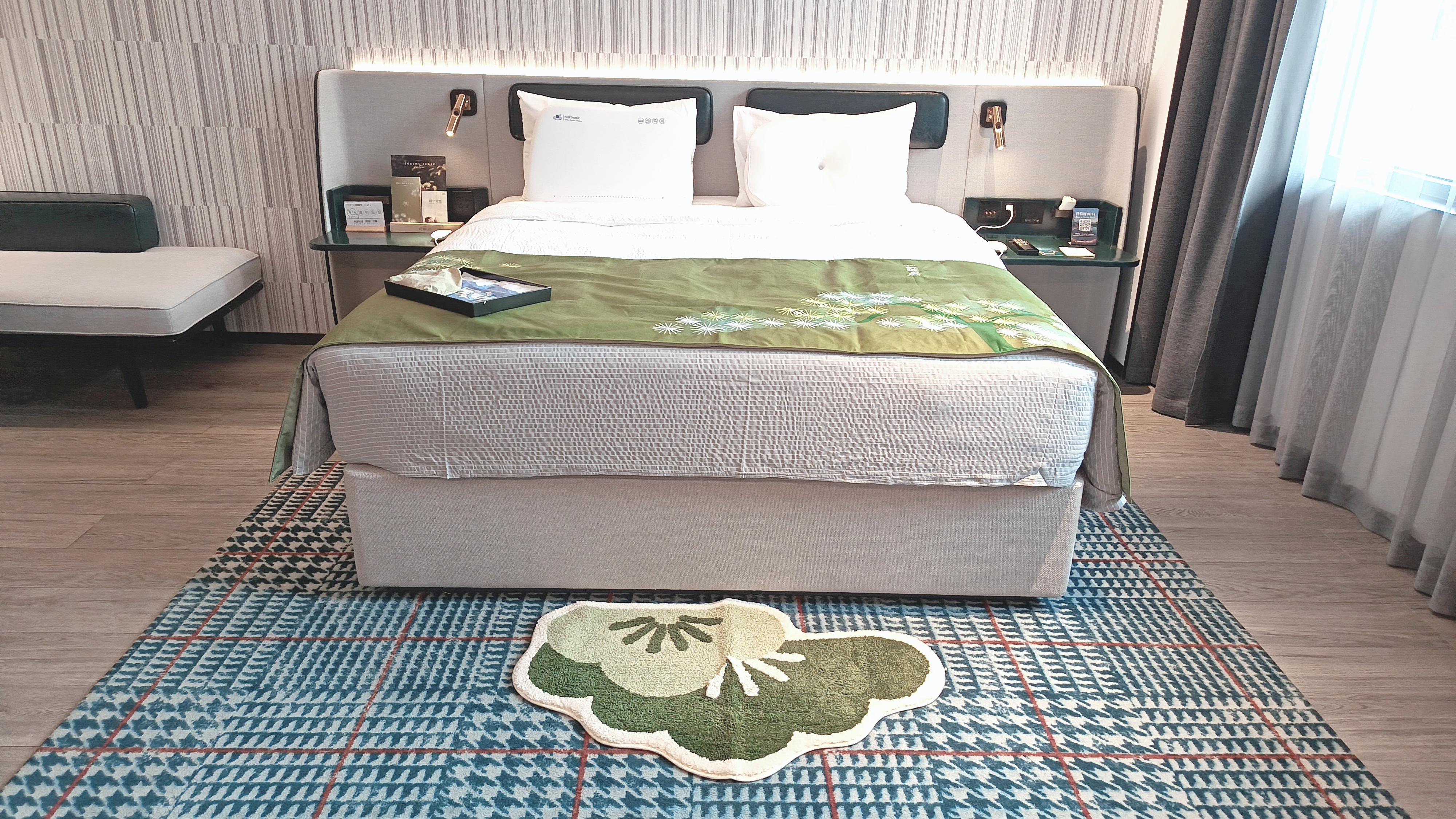 舒睡大床房（按摩助眠床垫+护颈深睡枕头+舒睡锦囊）