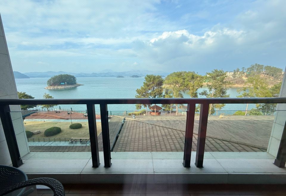 Narada Qiandao Lake ResortExecutive Lake-View Suite