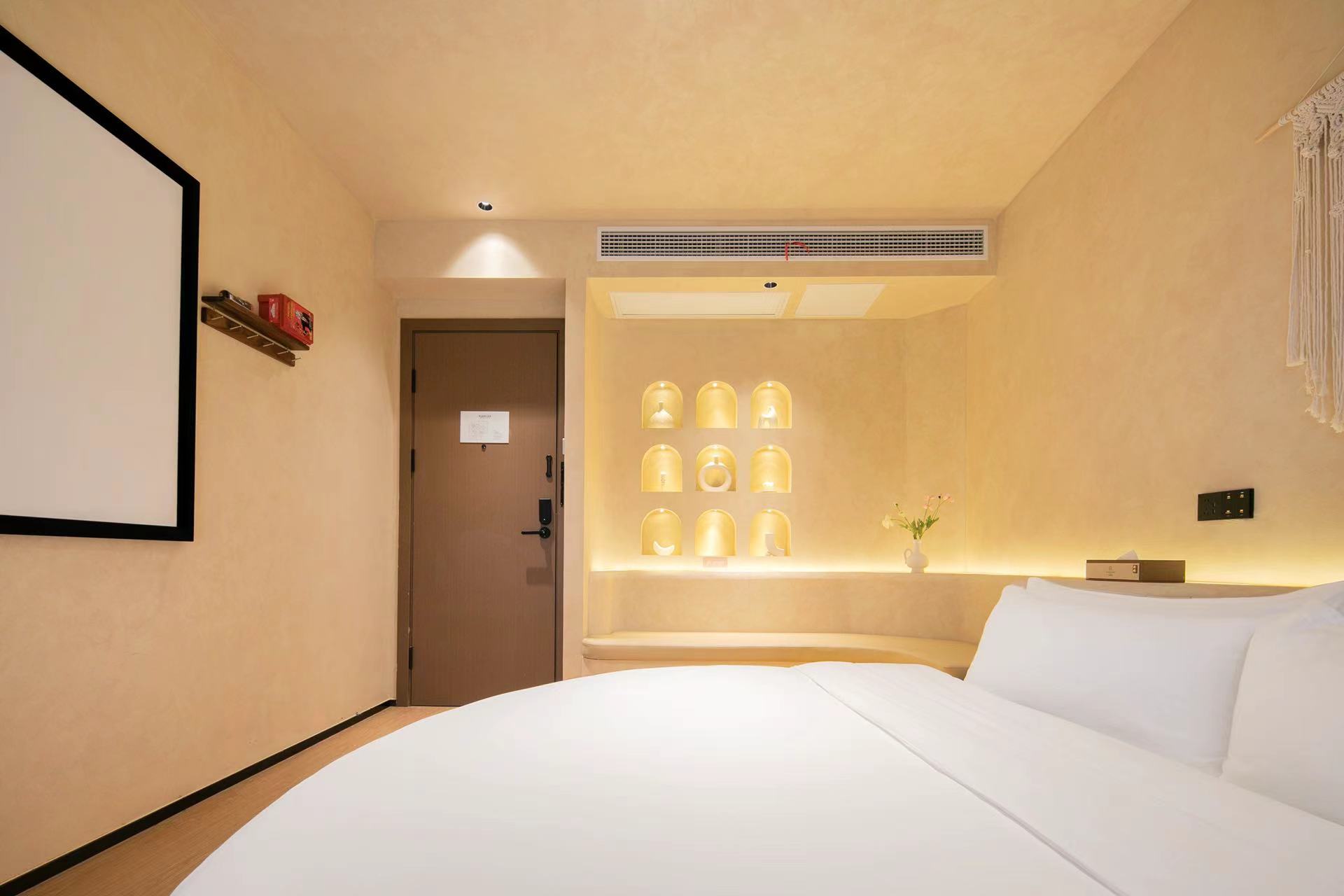 圆弧沐风影院大床房《舒睡床垫+浴缸+智能客控》