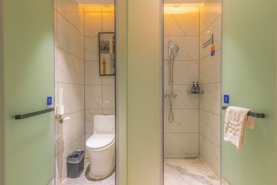 棋牌房（电视投屏+办公桌椅+乾衣设备）