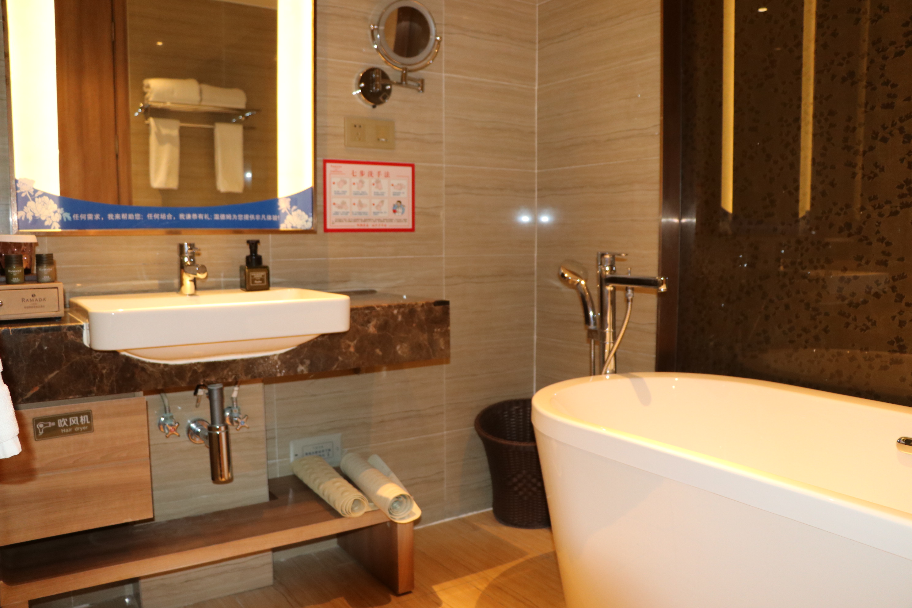 牡丹主题大床房