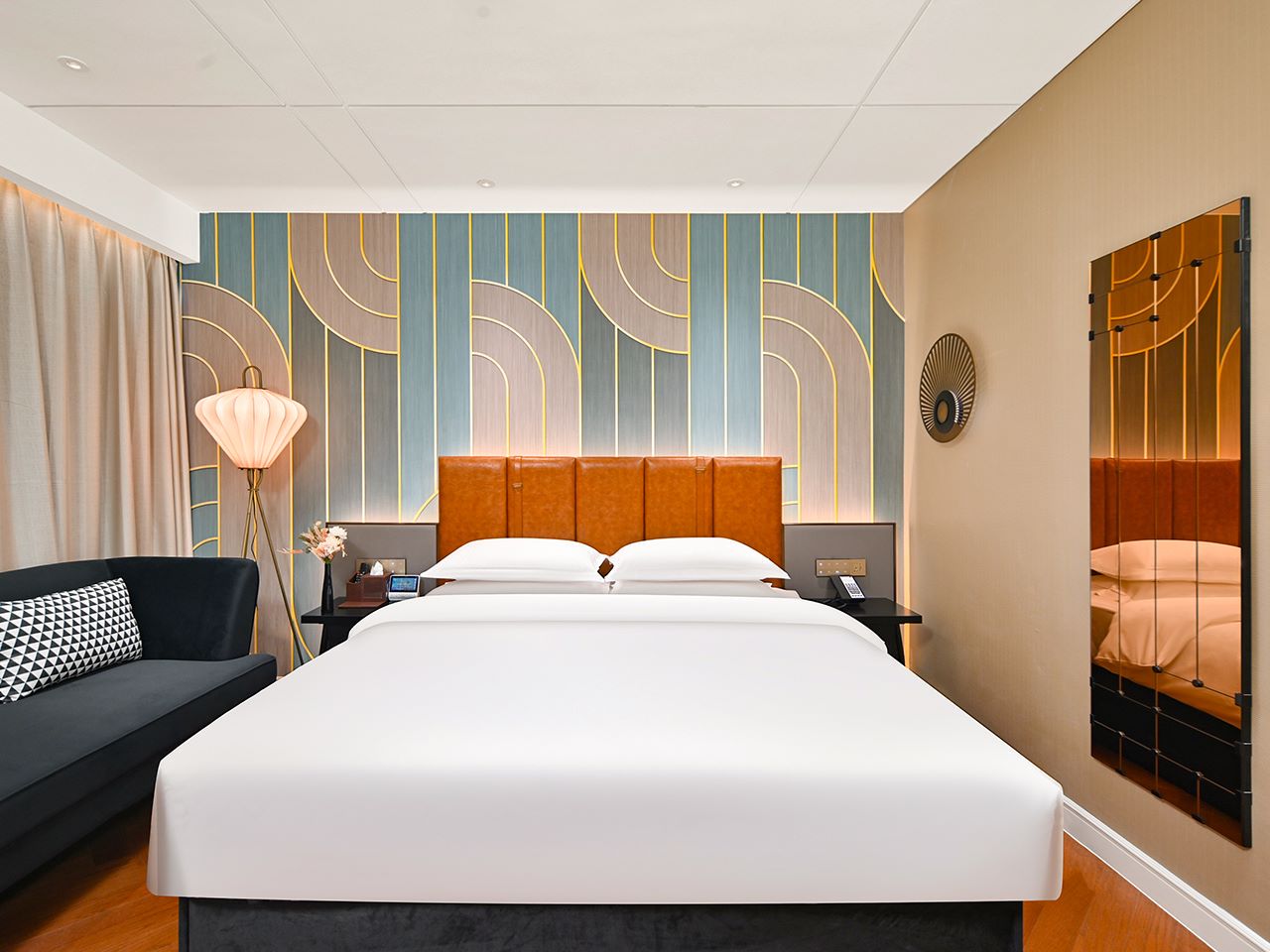 探索大床房（智能客控+小冰箱+密碼箱）