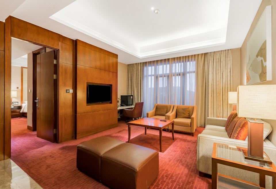 套房（独立会客区+独立办公桌+雅致主卧+深泡浴缸）