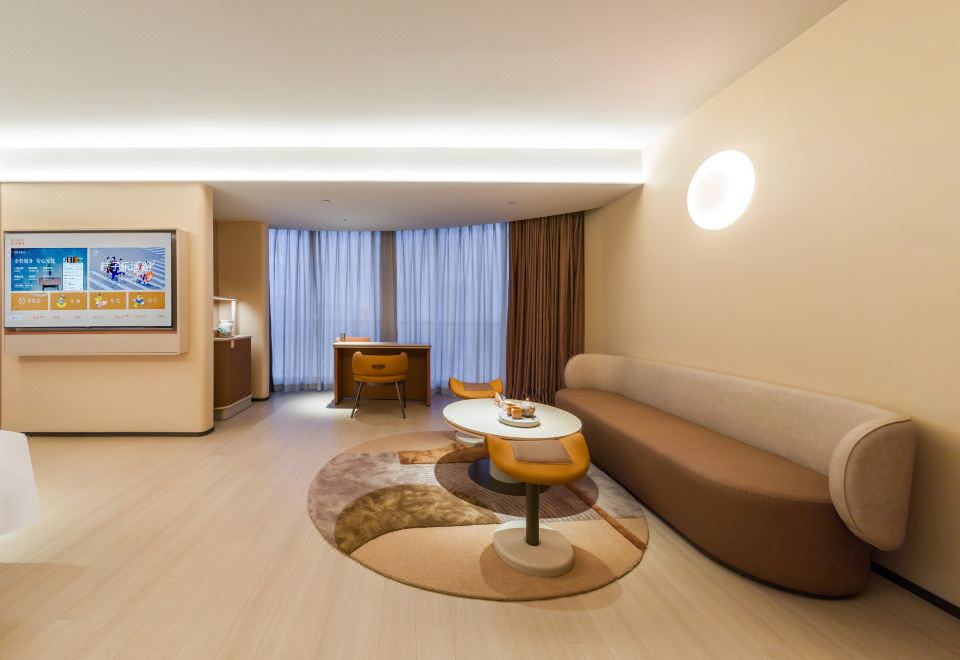 观景豪华大床房（65寸投屏电视+小冰箱+城景+落地窗）