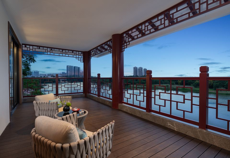 天鹅湖尊贵豪华套房（1室1厅+超大阳台+正湖景）