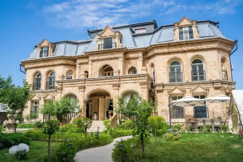 Yining Huatian Yunxuan Homestay (Kazanqi Folk Custom Tourism Area Branch)