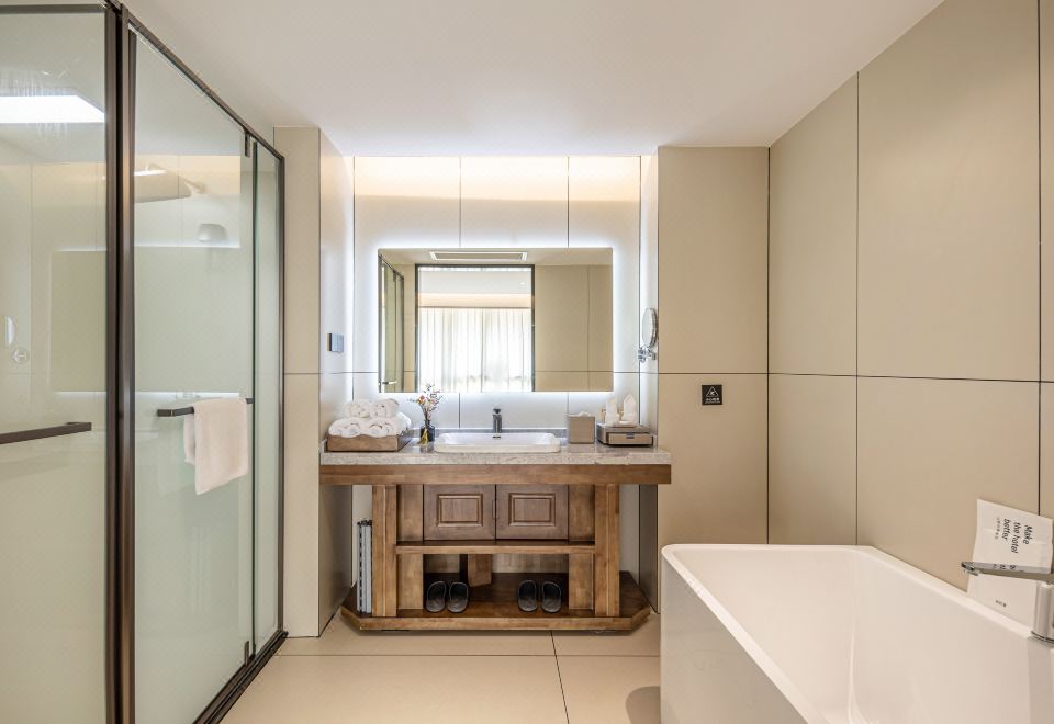 Meng Balana Xi Double Bed Suite (1 Bedroom, 1 Living Room + Tub + Spacious Living Room)