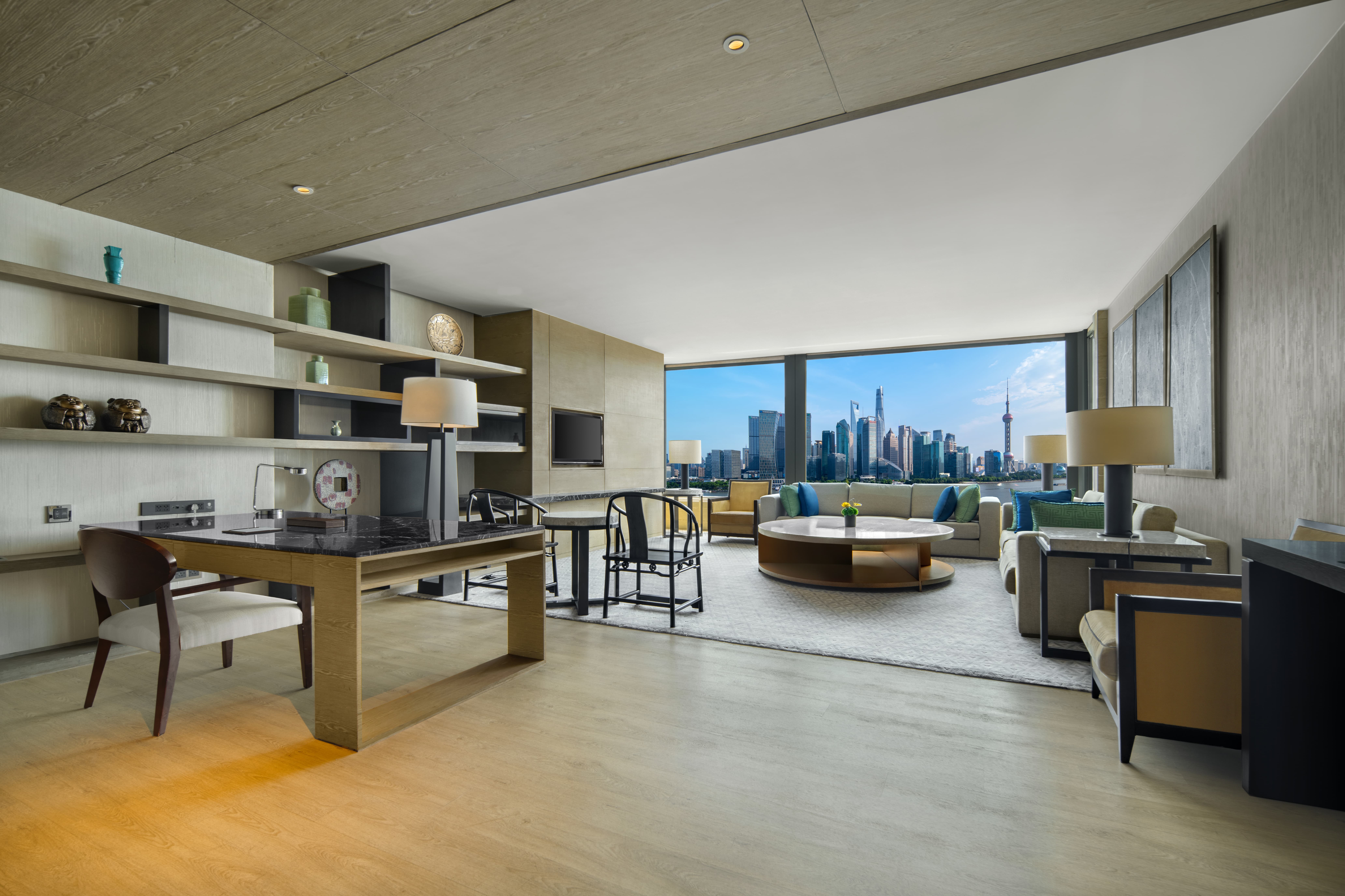 “悦享丝滑” 婚礼主题外滩江景套房 - 纵览黄浦江美景与坐拥陆家嘴璀璨夜景