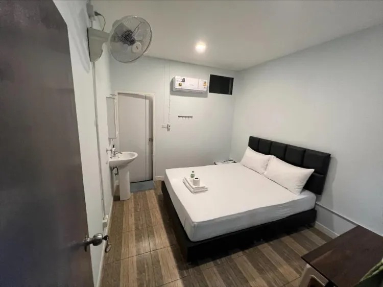 ห้องเตียงใหญ่ พร้อมห้องน้ำส่วนตัว