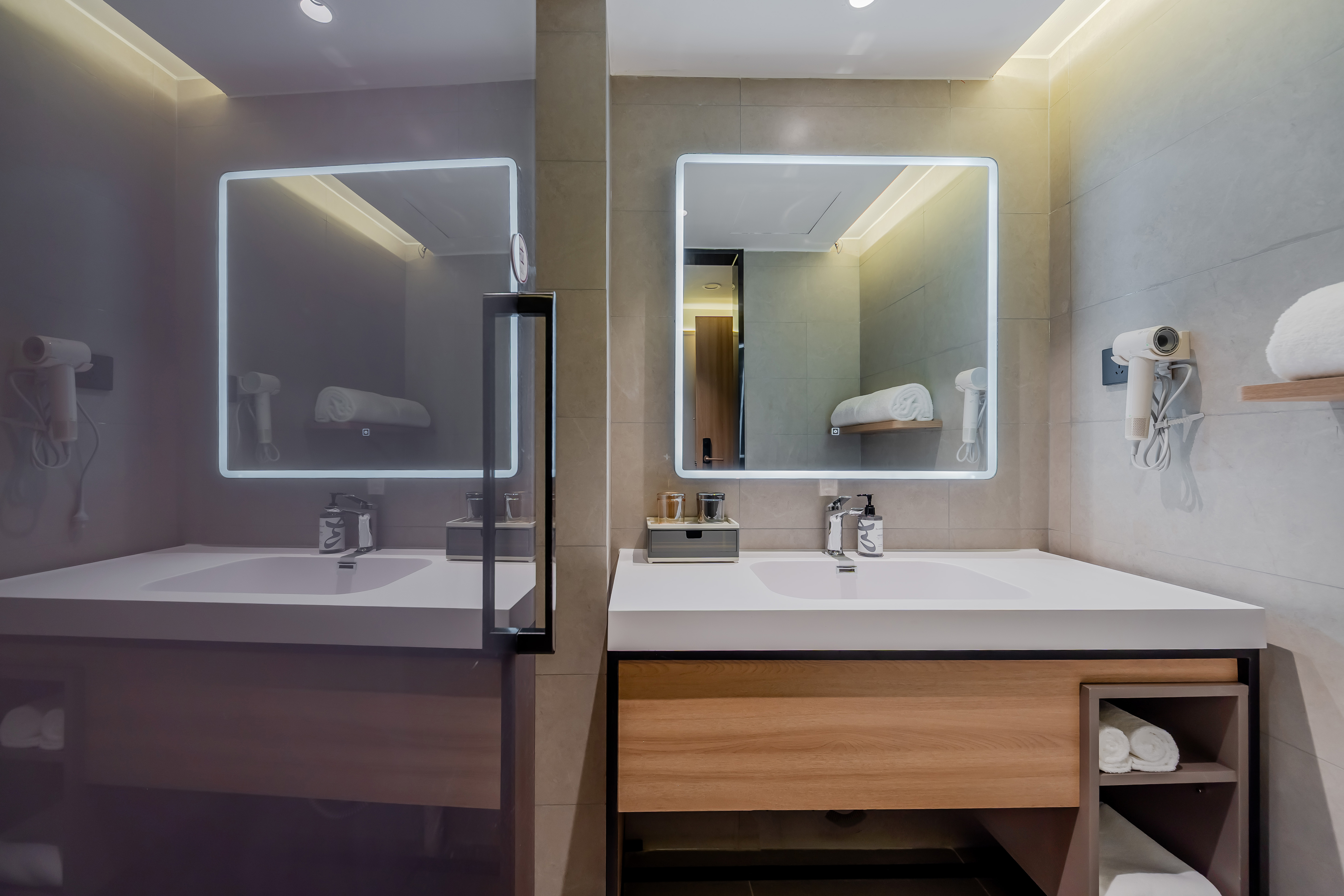 商务大床房（智能客控+手机投屏+徕芬吹风机）