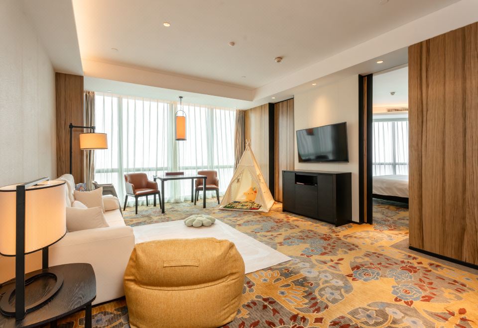 君悦豪华家庭套房（带双人梳化床）